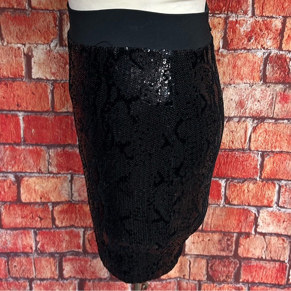 Guess Black Sequined Snakeskin Patterned Mini Skirt - Picture 3 of 8